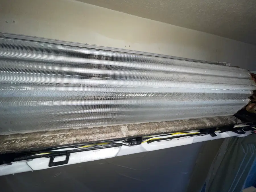 熱交換器の下の部分にたまった汚れ