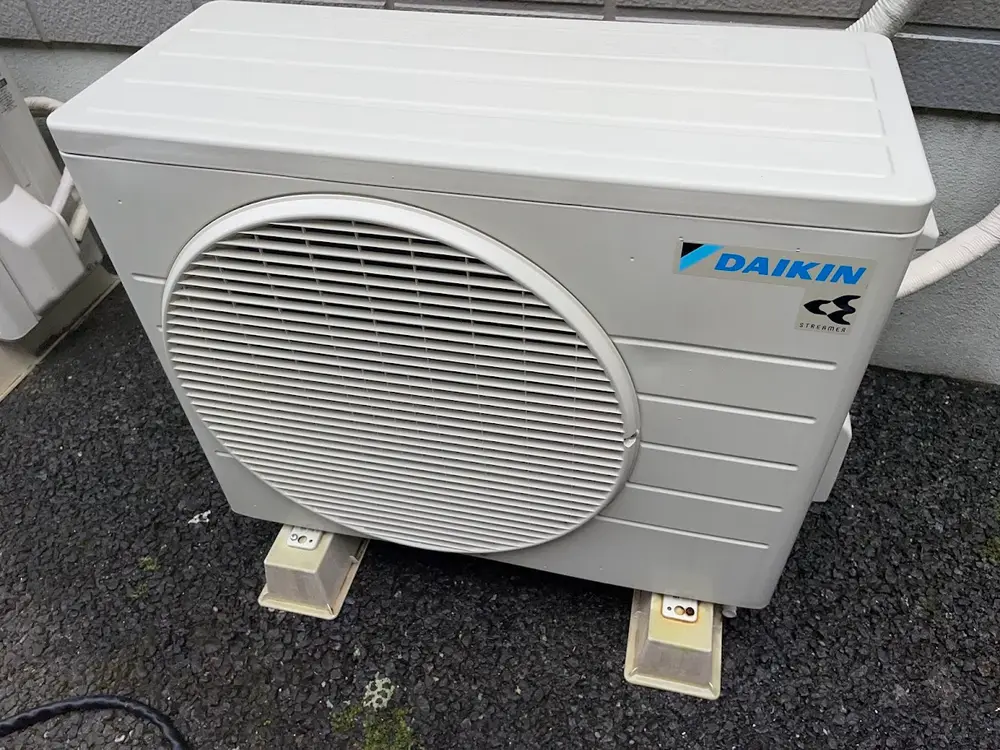 住宅の外に置かれたエアコンの室外機