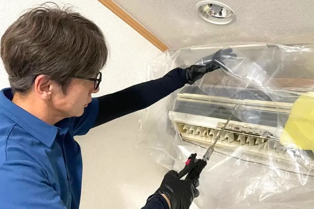 養生したエアコンを高圧洗浄しているところ